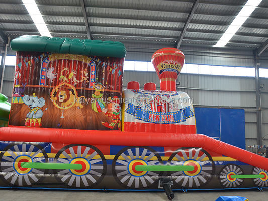 Divertite i bambini con questo circuito gonfiabile di ostacoli al Parco di divertimenti di Fun City
