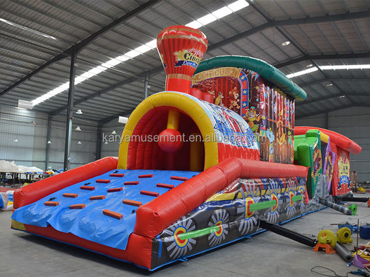 Divertite i bambini con questo circuito gonfiabile di ostacoli al Parco di divertimenti di Fun City
