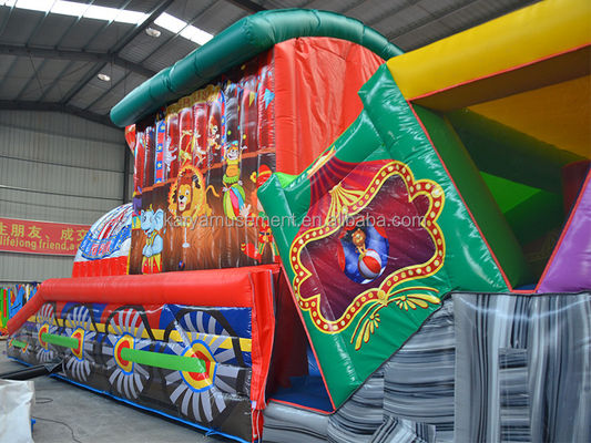 Divertite i bambini con questo circuito gonfiabile di ostacoli al Parco di divertimenti di Fun City