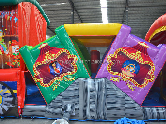 Divertite i bambini con questo circuito gonfiabile di ostacoli al Parco di divertimenti di Fun City