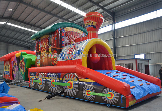 Divertite i bambini con questo circuito gonfiabile di ostacoli al Parco di divertimenti di Fun City