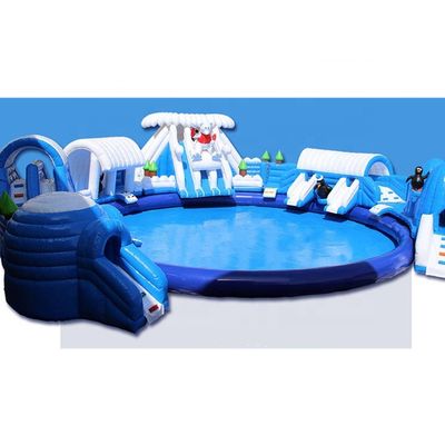 Parco acquatico gonfiabile con piscina grande e scivolo d'acqua