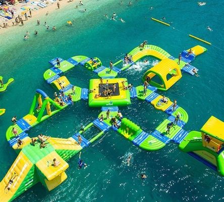 Trasforma il tuo parco acquatico con il nostro parco giochi gonfiabile e i kit di riparazione inclusi
