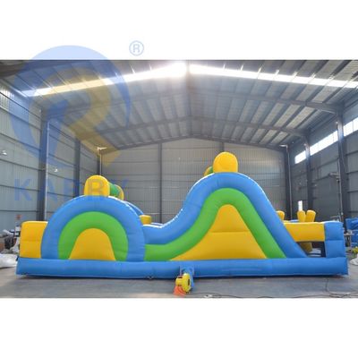 Corso di ostacoli gonfiabile di dimensioni personalizzate e giochi sportivi per bambini nel cortile esterno