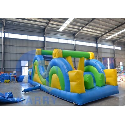 Corso di ostacoli gonfiabile di dimensioni personalizzate e giochi sportivi per bambini nel cortile esterno