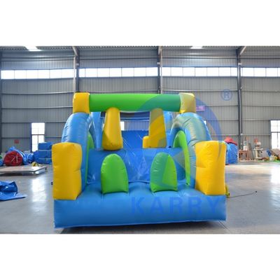 Corso di ostacoli gonfiabile di dimensioni personalizzate e giochi sportivi per bambini nel cortile esterno