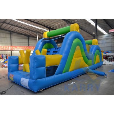 Corso di ostacoli gonfiabile di dimensioni personalizzate e giochi sportivi per bambini nel cortile esterno