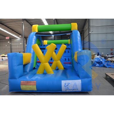 Corso di ostacoli gonfiabile di dimensioni personalizzate e giochi sportivi per bambini nel cortile esterno
