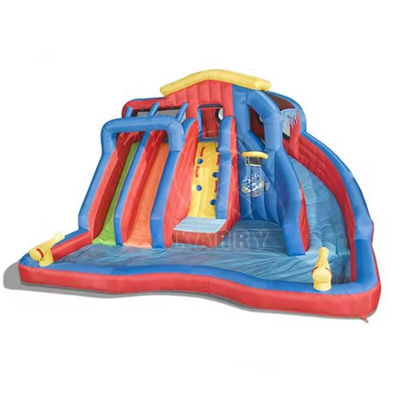 Intrattenimento galleggiante in acqua per bambini Parco scivoli acquatici con piscina e caratteristiche splash