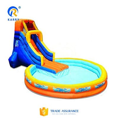 Intrattenimento galleggiante in acqua per bambini Parco scivoli acquatici con piscina e caratteristiche splash