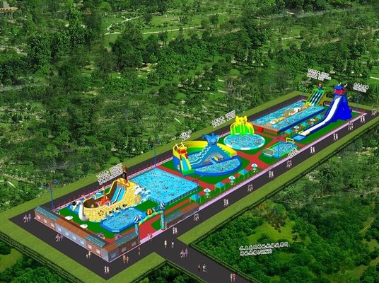 5-10 bambini hanno permesso il parco acquatico gonfiabile presso l'hotel Resort per divertimento ed eccitazione