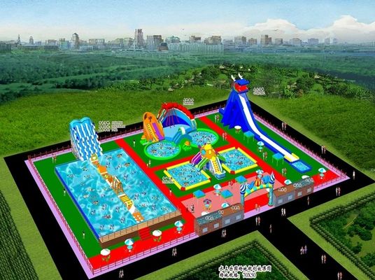 5-10 bambini hanno permesso il parco acquatico gonfiabile presso l'hotel Resort per divertimento ed eccitazione