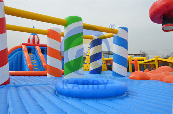Vivi l'emozione del nostro parco acquatico gonfiabile perfetto per le feste per adulti