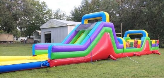Corso di ostacoli gonfiabile personalizzato per attività di team building di grandi gruppi
