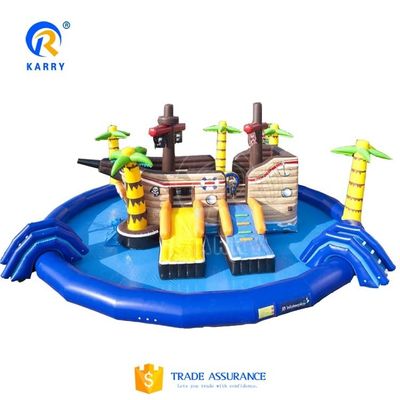 Un eccitante parco acquatico all'aperto con un grande scivolo gonfiabile per delfini e una piscina per squali pazzi