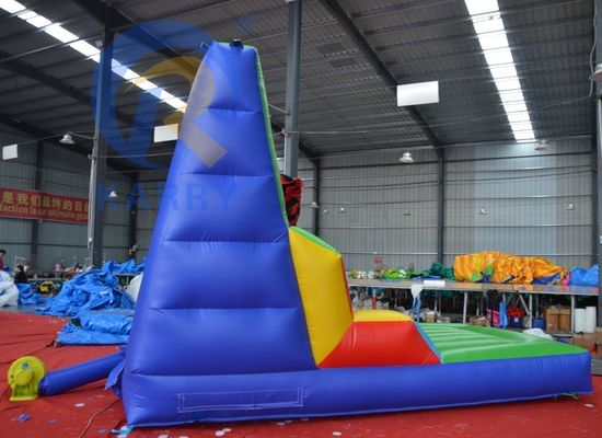 5-10 passeggeri sono ammessi a salire sul muro gonfiabile in PVC per giochi interattivi all'aperto