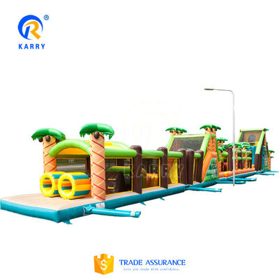 Lungo corso di ostacoli gonfiabile per adulti e bambini nella giungla