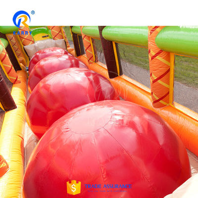 Lungo corso di ostacoli gonfiabile per adulti e bambini nella giungla