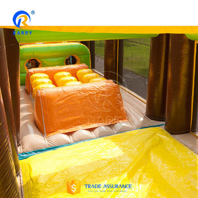 Lungo corso di ostacoli gonfiabile per adulti e bambini nella giungla