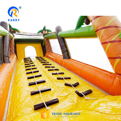 Lungo corso di ostacoli gonfiabile per adulti e bambini nella giungla