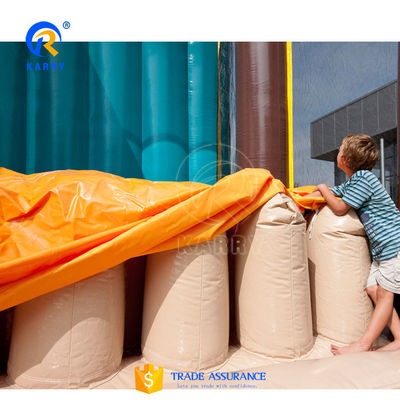 Lungo corso di ostacoli gonfiabile per adulti e bambini nella giungla