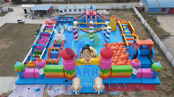 Blower incluso Corso di ostacoli gonfiabile Fun City con scala e scivolo