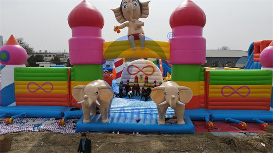 Blower incluso Corso di ostacoli gonfiabile Fun City con scala e scivolo