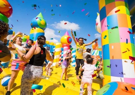 Blower incluso Corso di ostacoli gonfiabile Fun City con scala e scivolo