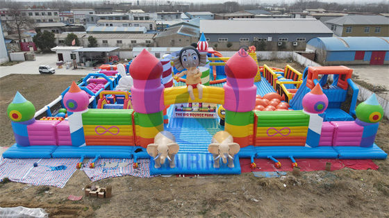 Blower incluso Corso di ostacoli gonfiabile Fun City con scala e scivolo