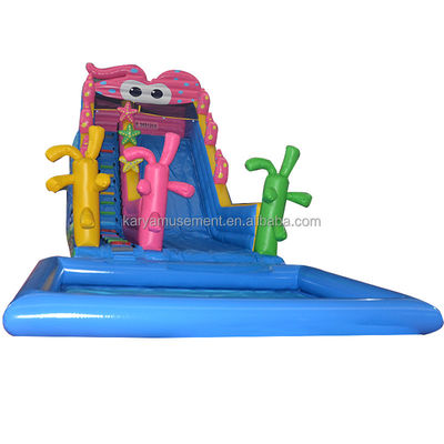 Giardino dei bambini festa trampolino gonfiabile carino polpo scivolo d'acqua e bambini giocare piscina
