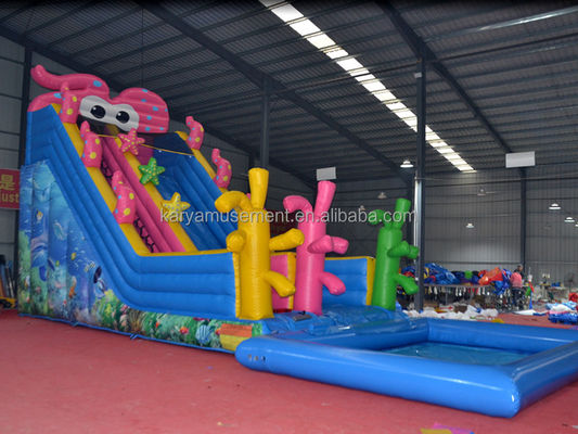 Giardino dei bambini festa trampolino gonfiabile carino polpo scivolo d'acqua e bambini giocare piscina