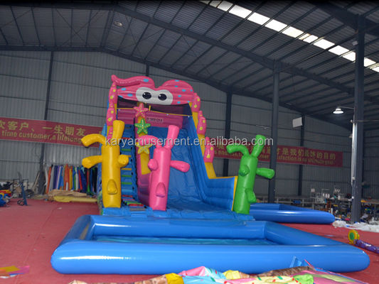 Giardino dei bambini festa trampolino gonfiabile carino polpo scivolo d'acqua e bambini giocare piscina