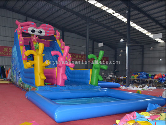 Giardino dei bambini festa trampolino gonfiabile carino polpo scivolo d'acqua e bambini giocare piscina