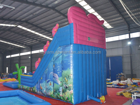 Giardino dei bambini festa trampolino gonfiabile carino polpo scivolo d'acqua e bambini giocare piscina