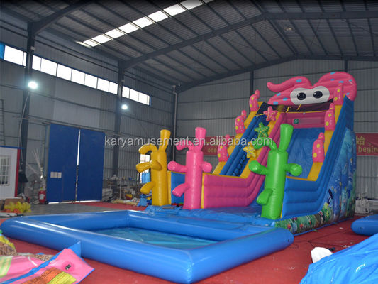 Giardino dei bambini festa trampolino gonfiabile carino polpo scivolo d'acqua e bambini giocare piscina