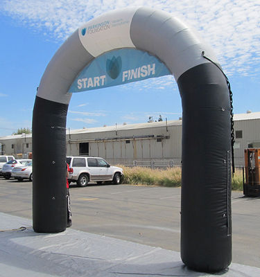 Arco a forma di cuore gonfiabile personalizzato per la decorazione degli eventi