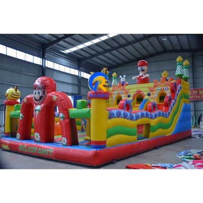 Accettazione OEM Casa gonfiabile per bambini con scivolo e trampolino per parco acquatico