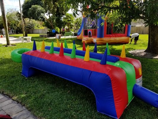 Colorata palla d'aria gonfiabile da tavolo per gioco interattivo di patate calde in affitto di festa