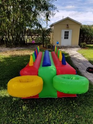 Colorata palla d'aria gonfiabile da tavolo per gioco interattivo di patate calde in affitto di festa
