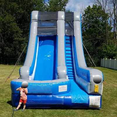 Scivolo acquatico commerciale gonfiabile in PVC blu con piscina e design eccitante