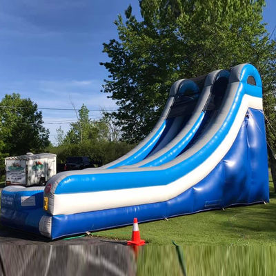 Scivolo acquatico commerciale gonfiabile in PVC blu con piscina e design eccitante