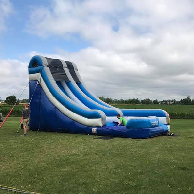 Scivolo acquatico commerciale gonfiabile in PVC blu con piscina e design eccitante