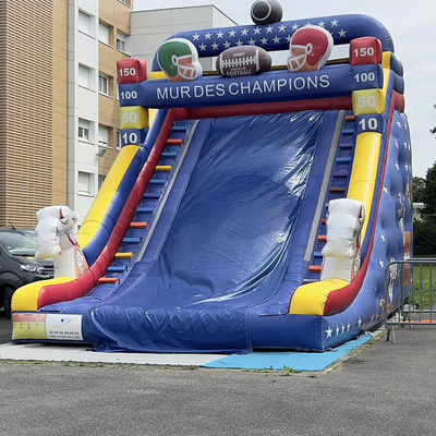Affitto commerciale di scivolo d'acqua gonfiabile con tema giocatore di rugby e colore personalizzato