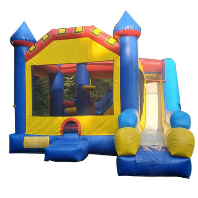 Casa gonfiabile a rimbalzo per bambini con ostacolo di scivolo e piscina a spruzzo