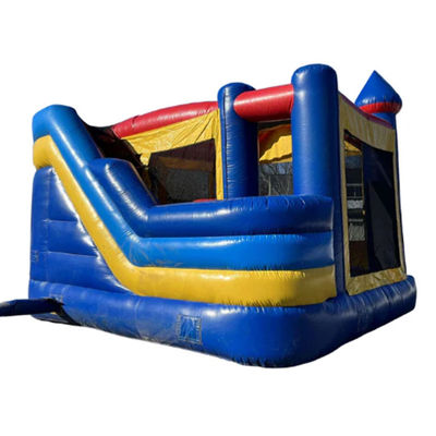 Casa gonfiabile a rimbalzo per bambini con ostacolo di scivolo e piscina a spruzzo
