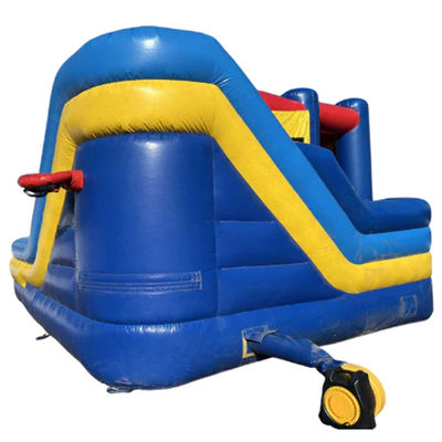 Casa gonfiabile a rimbalzo per bambini con ostacolo di scivolo e piscina a spruzzo
