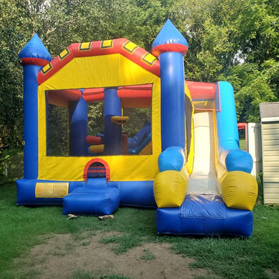 Casa gonfiabile a rimbalzo per bambini con ostacolo di scivolo e piscina a spruzzo