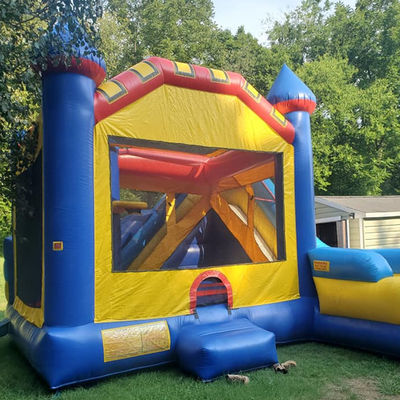 Casa gonfiabile a rimbalzo per bambini con ostacolo di scivolo e piscina a spruzzo
