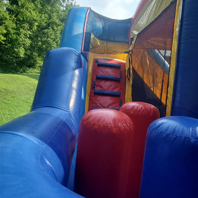 Casa gonfiabile a rimbalzo per bambini con ostacolo di scivolo e piscina a spruzzo