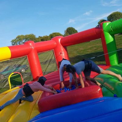 Scatenate il divertimento con gli umani che corrono e gli ippopotami affamati